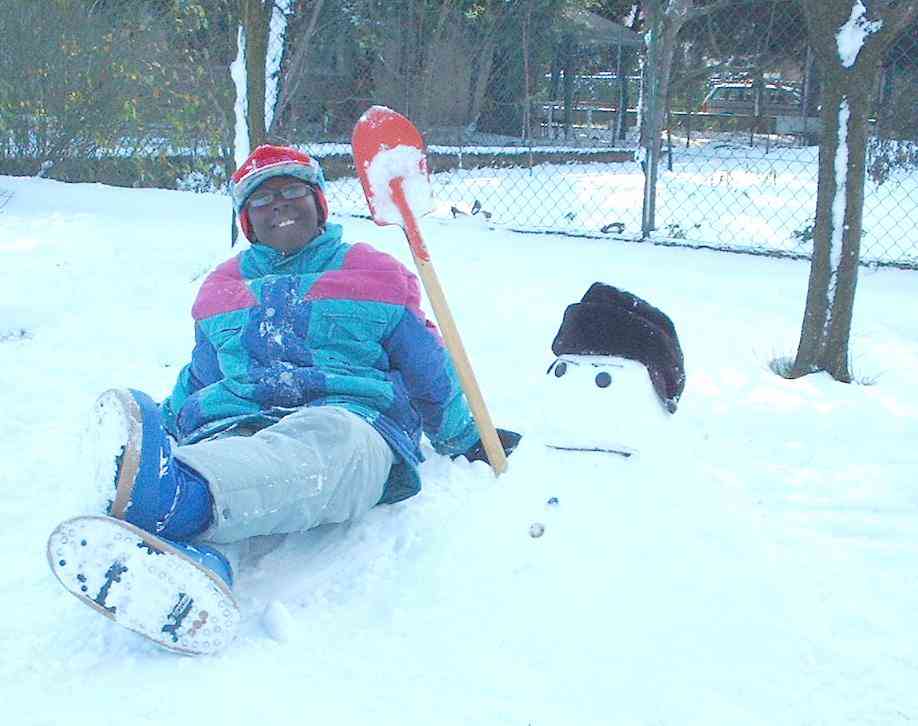 Leonardo si riposa dopo aver costruito un pulazzo di neve....